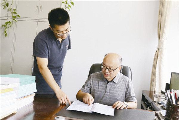 薛波和郑州大学数学与统计学院的辅导员正在沟通工作安排。.jpg