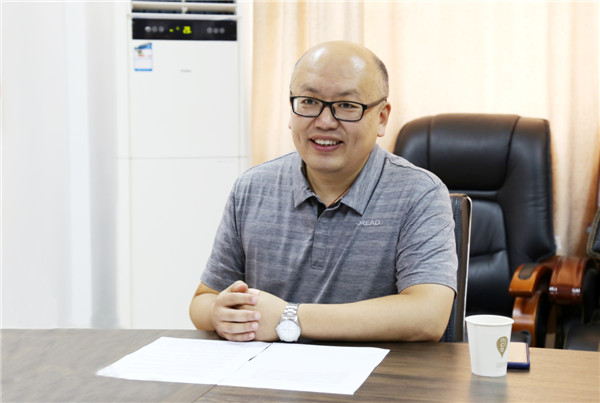 薛波在郑州大学数学与统计学院接受本报全媒体记者采访。.jpg