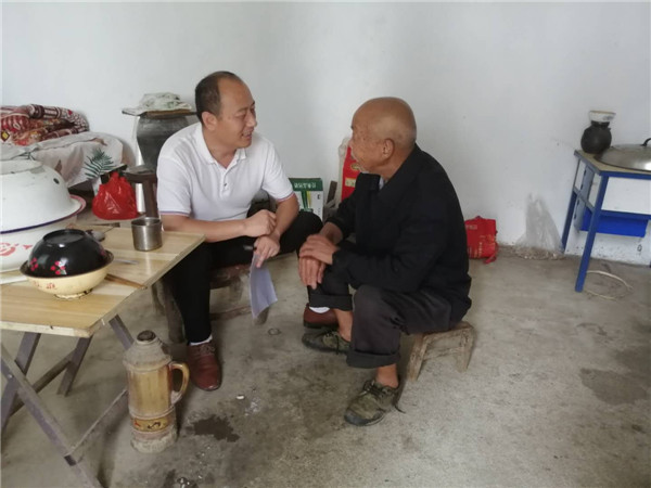 常立军（左）到贫困户家中走访慰问.jpg