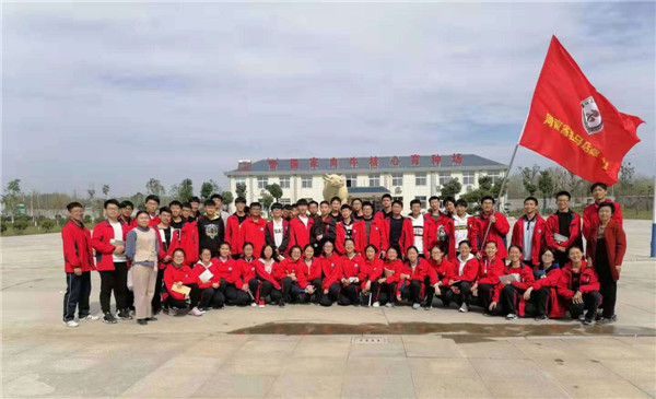 何丹丹带领学生开展社会实践.jpg