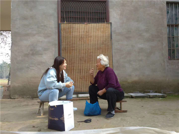 蒋雅囡（左）来到贫困户家中，了解其生产生活情况。.jpg