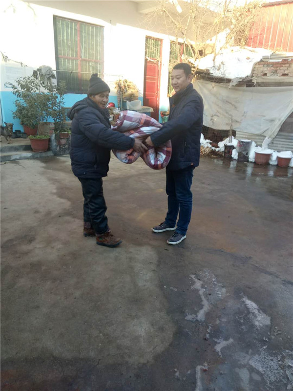 邓云峰（右）为贫困群众送来新被子。.jpg