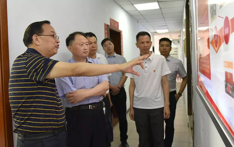 邓洪军听取农家参谋杂志社工作汇报.jpg