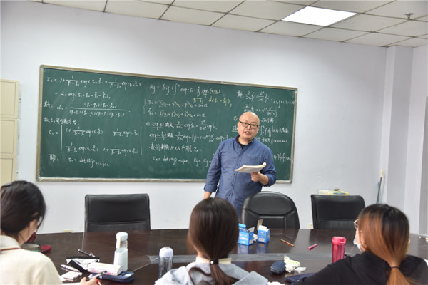 薛波在给郑州大学数学与统计学院可积系统方向的研究生讲授专业课程《双线性方法及其应用》.jpg