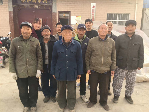 王乐文与前来送行的韩桥村村民合影.jpg