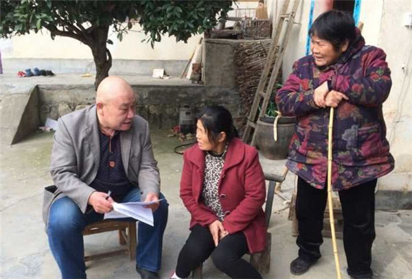 图三：岳宏伟（左一）到贫困户家中走访。.jpg