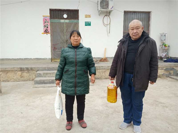 图二：岳宏伟（右）到贫困户家中慰问。.jpg