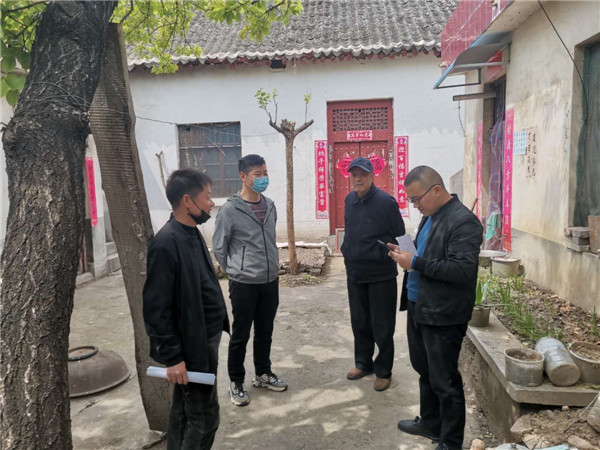 李朝辉（左一）深入农户家中走访。.jpg