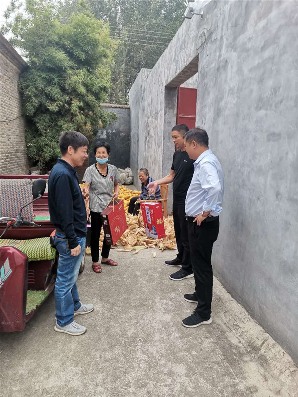 李朝辉（左一）到村民家中开展慰问活动。.jpg