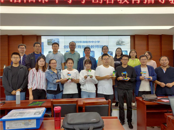 由洛阳市科协牵头，洛阳市青少年科技教育协会对洛阳市各个县市区的老师进行培训。.jpg