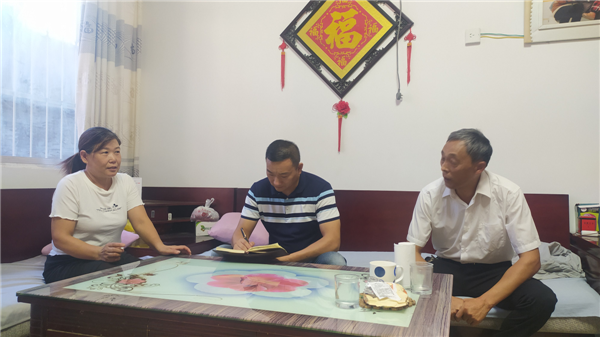 邓云峰（中）到脱贫户家中回访，了解其生产生活情况。.png