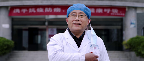 信阳市第五人民医院新冠肺炎清零（全部出院）何家荣高兴地摘下口罩.png