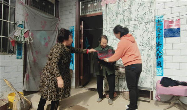 陈素英（右）为脱贫对象送去衣物（资料图）_副本.png